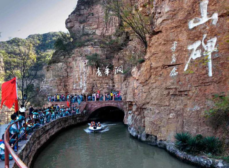 人民日报刊文盛赞红旗渠：《敬礼，“人工天河”》