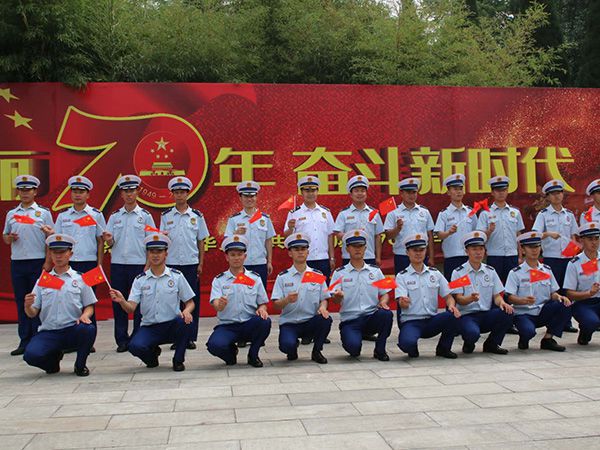 “壮丽70年，奋斗新时代”